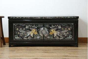 中古　美品　韓国民芸家具　孔雀　鳳凰(ホウオウ)　花鳥図　繊細な螺鈿(ラデン)細工が美しく描かれたローボード(テレビ台、収納棚、戸棚、リビングボード)(R-081318)