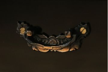 中古　美品　韓国民芸家具　孔雀　鳳凰(ホウオウ)　花鳥図　繊細な螺鈿(ラデン)細工が美しく描かれたローボード(テレビ台、収納棚、戸棚、リビングボード)(R-081318)