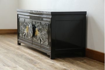 中古　美品　韓国民芸家具　孔雀　鳳凰(ホウオウ)　花鳥図　繊細な螺鈿(ラデン)細工が美しく描かれたローボード(テレビ台、収納棚、戸棚、リビングボード)(R-081318)