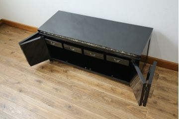 中古　美品　韓国民芸家具　孔雀　鳳凰(ホウオウ)　花鳥図　繊細な螺鈿(ラデン)細工が美しく描かれたローボード(テレビ台、収納棚、戸棚、リビングボード)(R-081318)