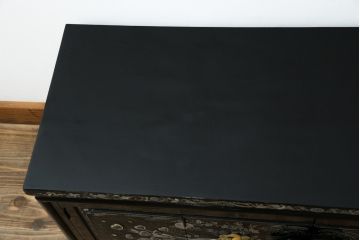 中古　美品　韓国民芸家具　孔雀　鳳凰(ホウオウ)　花鳥図　繊細な螺鈿(ラデン)細工が美しく描かれたローボード(テレビ台、収納棚、戸棚、リビングボード)(R-081318)
