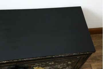 中古　美品　韓国民芸家具　孔雀　鳳凰(ホウオウ)　花鳥図　繊細な螺鈿(ラデン)細工が美しく描かれたローボード(テレビ台、収納棚、戸棚、リビングボード)(R-081318)