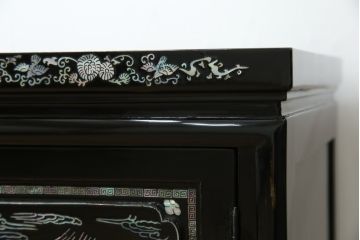 中古　美品　韓国民芸家具　孔雀　鳳凰(ホウオウ)　花鳥図　繊細な螺鈿(ラデン)細工が美しく描かれたローボード(テレビ台、収納棚、戸棚、リビングボード)(R-081318)