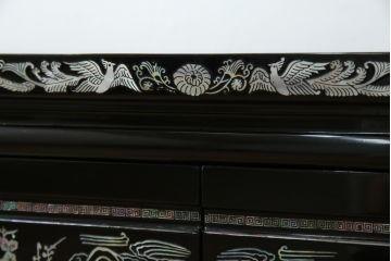 中古　美品　韓国民芸家具　孔雀　鳳凰(ホウオウ)　花鳥図　繊細な螺鈿(ラデン)細工が美しく描かれたローボード(テレビ台、収納棚、戸棚、リビングボード)(R-081318)