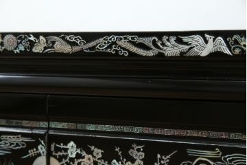 中古　美品　韓国民芸家具　孔雀　鳳凰(ホウオウ)　花鳥図　繊細な螺鈿(ラデン)細工が美しく描かれたローボード(テレビ台、収納棚、戸棚、リビングボード)(R-081318)