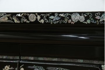 中古　美品　韓国民芸家具　孔雀　鳳凰(ホウオウ)　花鳥図　繊細な螺鈿(ラデン)細工が美しく描かれたローボード(テレビ台、収納棚、戸棚、リビングボード)(R-081318)