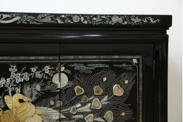 中古　美品　韓国民芸家具　孔雀　鳳凰(ホウオウ)　花鳥図　繊細な螺鈿(ラデン)細工が美しく描かれたローボード(テレビ台、収納棚、戸棚、リビングボード)(R-081318)