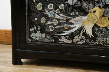 中古　美品　韓国民芸家具　孔雀　鳳凰(ホウオウ)　花鳥図　繊細な螺鈿(ラデン)細工が美しく描かれたローボード(テレビ台、収納棚、戸棚、リビングボード)(R-081318)