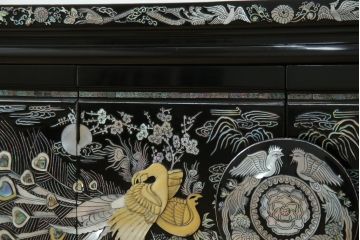 中古　美品　韓国民芸家具　孔雀　鳳凰(ホウオウ)　花鳥図　繊細な螺鈿(ラデン)細工が美しく描かれたローボード(テレビ台、収納棚、戸棚、リビングボード)(R-081318)