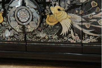 中古　美品　韓国民芸家具　孔雀　鳳凰(ホウオウ)　花鳥図　繊細な螺鈿(ラデン)細工が美しく描かれたローボード(テレビ台、収納棚、戸棚、リビングボード)(R-081318)