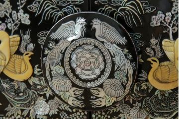 中古　美品　韓国民芸家具　孔雀　鳳凰(ホウオウ)　花鳥図　繊細な螺鈿(ラデン)細工が美しく描かれたローボード(テレビ台、収納棚、戸棚、リビングボード)(R-081318)