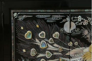 中古　美品　韓国民芸家具　孔雀　鳳凰(ホウオウ)　花鳥図　繊細な螺鈿(ラデン)細工が美しく描かれたローボード(テレビ台、収納棚、戸棚、リビングボード)(R-081318)