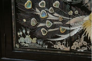 中古　美品　韓国民芸家具　孔雀　鳳凰(ホウオウ)　花鳥図　繊細な螺鈿(ラデン)細工が美しく描かれたローボード(テレビ台、収納棚、戸棚、リビングボード)(R-081318)