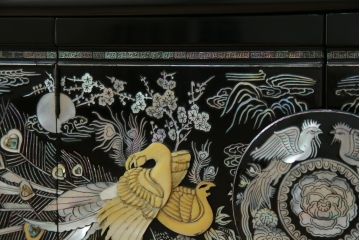 中古　美品　韓国民芸家具　孔雀　鳳凰(ホウオウ)　花鳥図　繊細な螺鈿(ラデン)細工が美しく描かれたローボード(テレビ台、収納棚、戸棚、リビングボード)(R-081318)