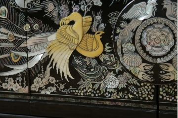 中古　美品　韓国民芸家具　孔雀　鳳凰(ホウオウ)　花鳥図　繊細な螺鈿(ラデン)細工が美しく描かれたローボード(テレビ台、収納棚、戸棚、リビングボード)(R-081318)