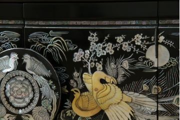 中古　美品　韓国民芸家具　孔雀　鳳凰(ホウオウ)　花鳥図　繊細な螺鈿(ラデン)細工が美しく描かれたローボード(テレビ台、収納棚、戸棚、リビングボード)(R-081318)