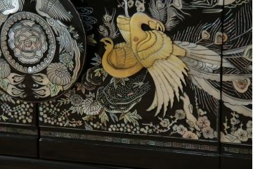 中古　美品　韓国民芸家具　孔雀　鳳凰(ホウオウ)　花鳥図　繊細な螺鈿(ラデン)細工が美しく描かれたローボード(テレビ台、収納棚、戸棚、リビングボード)(R-081318)