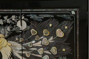 中古　美品　韓国民芸家具　孔雀　鳳凰(ホウオウ)　花鳥図　繊細な螺鈿(ラデン)細工が美しく描かれたローボード(テレビ台、収納棚、戸棚、リビングボード)(R-081318)