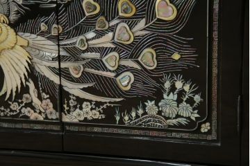 中古　美品　韓国民芸家具　孔雀　鳳凰(ホウオウ)　花鳥図　繊細な螺鈿(ラデン)細工が美しく描かれたローボード(テレビ台、収納棚、戸棚、リビングボード)(R-081318)