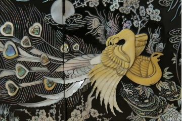 中古　美品　韓国民芸家具　孔雀　鳳凰(ホウオウ)　花鳥図　繊細な螺鈿(ラデン)細工が美しく描かれたローボード(テレビ台、収納棚、戸棚、リビングボード)(R-081318)