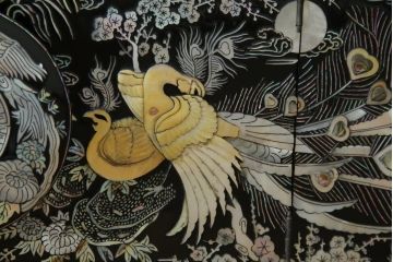 中古　美品　韓国民芸家具　孔雀　鳳凰(ホウオウ)　花鳥図　繊細な螺鈿(ラデン)細工が美しく描かれたローボード(テレビ台、収納棚、戸棚、リビングボード)(R-081318)