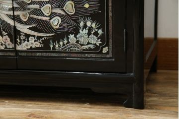 中古　美品　韓国民芸家具　孔雀　鳳凰(ホウオウ)　花鳥図　繊細な螺鈿(ラデン)細工が美しく描かれたローボード(テレビ台、収納棚、戸棚、リビングボード)(R-081318)