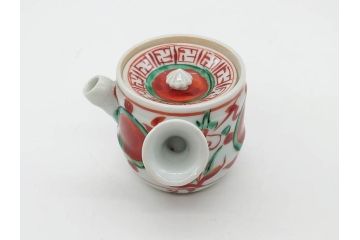 須田菁華　九谷焼　呉須赤絵　赤玉　鮮やかな色合いに気分も華やぐ急須(花、和食器、水注、茶道具、煎茶、茶器、水指、水差、共箱付き、ウコン布付き)(R-081325)