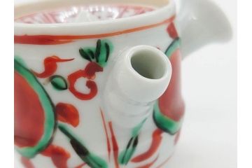 須田菁華　九谷焼　呉須赤絵　赤玉　鮮やかな色合いに気分も華やぐ急須(花、和食器、水注、茶道具、煎茶、茶器、水指、水差、共箱付き、ウコン布付き)(R-081325)