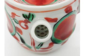 須田菁華　九谷焼　呉須赤絵　赤玉　鮮やかな色合いに気分も華やぐ急須(花、和食器、水注、茶道具、煎茶、茶器、水指、水差、共箱付き、ウコン布付き)(R-081325)