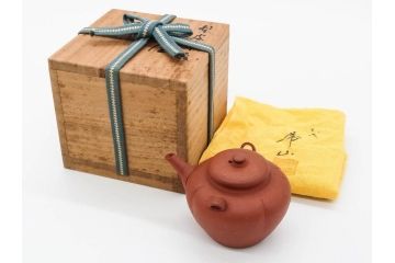 人間国宝　三代 山田常山　常滑焼　梨皮朱泥　匠の鮮やかな技が見事な茶注(急須、茶道具、水注、煎茶、茶器、水指、水差、ウコン布付き、共箱付き)(R-081326)