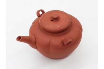 人間国宝　三代 山田常山　常滑焼　梨皮朱泥　匠の鮮やかな技が見事な茶注(急須、茶道具、水注、煎茶、茶器、水指、水差、ウコン布付き、共箱付き)(R-081326)