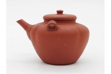 人間国宝　三代 山田常山　常滑焼　梨皮朱泥　匠の鮮やかな技が見事な茶注(急須、茶道具、水注、煎茶、茶器、水指、水差、ウコン布付き、共箱付き)(R-081326)