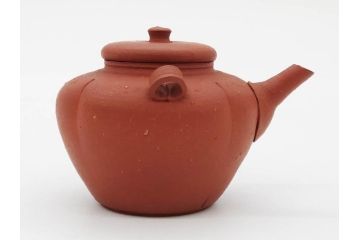 人間国宝　三代 山田常山　常滑焼　梨皮朱泥　匠の鮮やかな技が見事な茶注(急須、茶道具、水注、煎茶、茶器、水指、水差、ウコン布付き、共箱付き)(R-081326)
