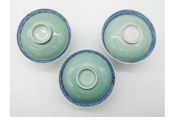 江戸期　古伊万里　青磁　染付　約12cm　3.9寸　爽やかな色合いが美しい蓋付き茶碗3客セット(菱文様、植物、蓋茶碗、どんぶり、和食器、三寸九分)(R-081330)