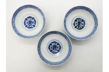 江戸期　古伊万里　青磁　染付　約12cm　3.9寸　爽やかな色合いが美しい蓋付き茶碗3客セット(菱文様、植物、蓋茶碗、どんぶり、和食器、三寸九分)(R-081330)