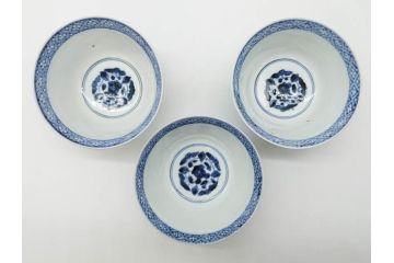 江戸期　古伊万里　青磁　染付　約12cm　3.9寸　爽やかな色合いが美しい蓋付き茶碗3客セット(菱文様、植物、蓋茶碗、どんぶり、和食器、三寸九分)(R-081330)