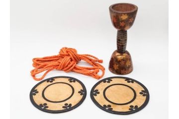 時代物　和楽器　優雅なデザインが見事な小鼓(梨地、金蒔絵、桜、紅葉、花、流水文様、木製、漆、つづみ、鼓胴、革一組2枚、調緒2本組、横調べ、縦調べ、小締、和楽器、打楽器、雅楽、能楽)(R-081334)