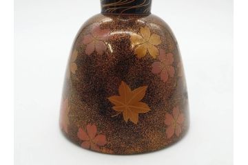 時代物　和楽器　優雅なデザインが見事な小鼓(梨地、金蒔絵、桜、紅葉、花、流水文様、木製、漆、つづみ、鼓胴、革一組2枚、調緒2本組、横調べ、縦調べ、小締、和楽器、打楽器、雅楽、能楽)(R-081334)