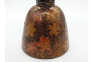 時代物　和楽器　優雅なデザインが見事な小鼓(梨地、金蒔絵、桜、紅葉、花、流水文様、木製、漆、つづみ、鼓胴、革一組2枚、調緒2本組、横調べ、縦調べ、小締、和楽器、打楽器、雅楽、能楽)(R-081334)