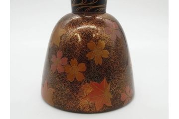 時代物　和楽器　優雅なデザインが見事な小鼓(梨地、金蒔絵、桜、紅葉、花、流水文様、木製、漆、つづみ、鼓胴、革一組2枚、調緒2本組、横調べ、縦調べ、小締、和楽器、打楽器、雅楽、能楽)(R-081334)