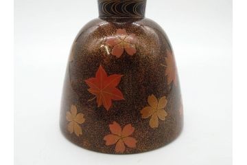 時代物　和楽器　優雅なデザインが見事な小鼓(梨地、金蒔絵、桜、紅葉、花、流水文様、木製、漆、つづみ、鼓胴、革一組2枚、調緒2本組、横調べ、縦調べ、小締、和楽器、打楽器、雅楽、能楽)(R-081334)