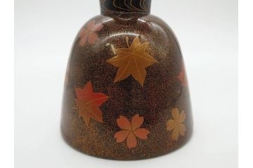時代物　和楽器　優雅なデザインが見事な小鼓(梨地、金蒔絵、桜、紅葉、花、流水文様、木製、漆、つづみ、鼓胴、革一組2枚、調緒2本組、横調べ、縦調べ、小締、和楽器、打楽器、雅楽、能楽)(R-081334)