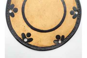 時代物　和楽器　優雅なデザインが見事な小鼓(梨地、金蒔絵、桜、紅葉、花、流水文様、木製、漆、つづみ、鼓胴、革一組2枚、調緒2本組、横調べ、縦調べ、小締、和楽器、打楽器、雅楽、能楽)(R-081334)