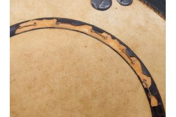 時代物　和楽器　気品を感じる小鼓(金蒔絵、水車、千鳥、木製、漆、つづみ、鼓胴、革一組2枚、調緒2本組、横調べ、縦調べ、小締、打楽器、雅楽、能楽)(R-081335)