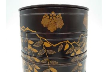 時代物　木製　蒔絵　菊桐紋　高い品格を感じる四段丸重箱(金彩、丸形、桜、花、お重、漆器、漆芸、和食器)(R-081338)