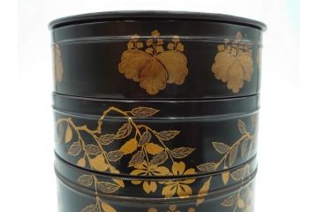 時代物　木製　蒔絵　菊桐紋　高い品格を感じる四段丸重箱(金彩、丸形、桜、花、お重、漆器、漆芸、和食器)(R-081338)