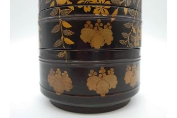 時代物　木製　蒔絵　菊桐紋　高い品格を感じる四段丸重箱(金彩、丸形、桜、花、お重、漆器、漆芸、和食器)(R-081338)