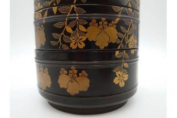 時代物　木製　蒔絵　菊桐紋　高い品格を感じる四段丸重箱(金彩、丸形、桜、花、お重、漆器、漆芸、和食器)(R-081338)