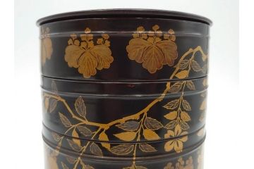 時代物　木製　蒔絵　菊桐紋　高い品格を感じる四段丸重箱(金彩、丸形、桜、花、お重、漆器、漆芸、和食器)(R-081338)