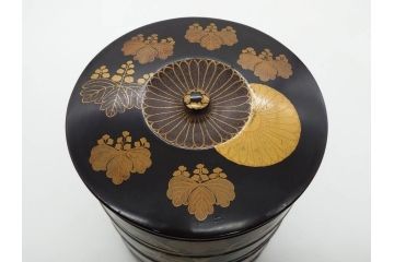 時代物　木製　蒔絵　菊桐紋　高い品格を感じる四段丸重箱(金彩、丸形、桜、花、お重、漆器、漆芸、和食器)(R-081338)